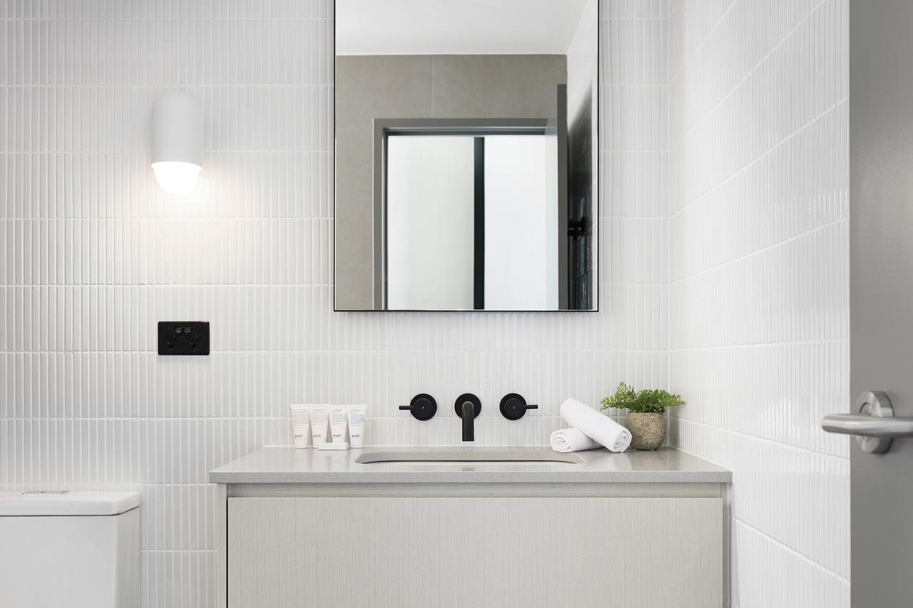 เดอะเชน เมลเบิร์น - อาร์ต ซีรี่ส์ Hotel บ็อกซ์ฮิลล์ ภายนอก รูปภาพ Bathroom with white subway tiles