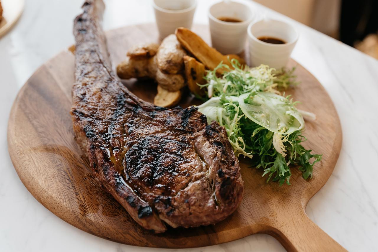เดอะเชน เมลเบิร์น - อาร์ต ซีรี่ส์ Hotel บ็อกซ์ฮิลล์ ภายนอก รูปภาพ A steak at the restaurant